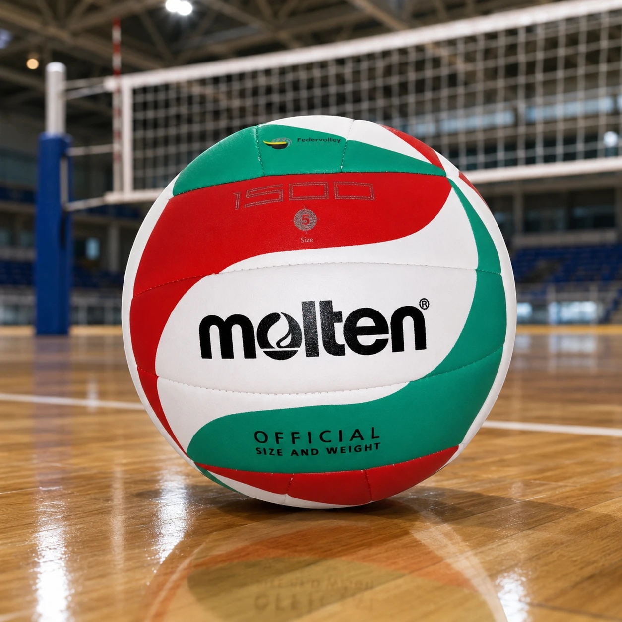 Balón de voleibol Molten V5M1500 sobre cancha cubierta.