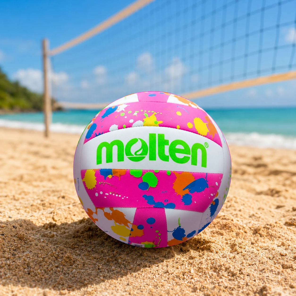 Balón de vóley playa Molten MS500 Neospla sobre arena con red y mar al fondo