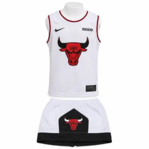Uniforme Chicago Bulls para niño talla 12 con camiseta y pantaloneta blancas sobre fondo blanco.