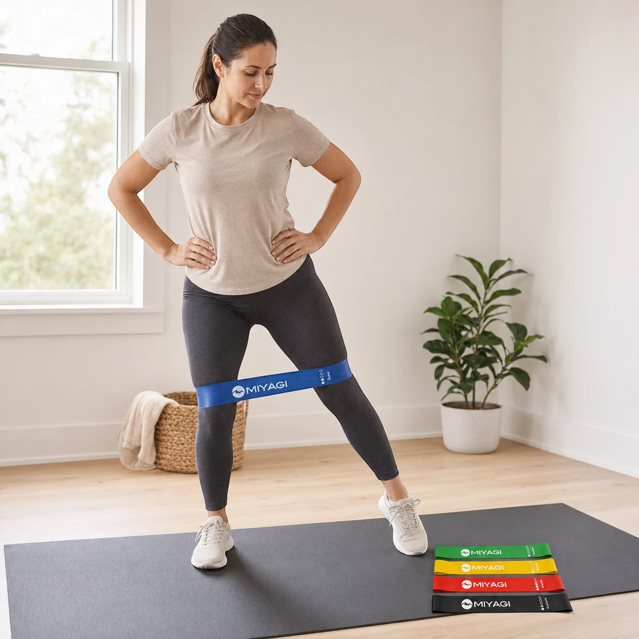 Mujer entrenando piernas con banda plana azul del set Miyagi MLB001-5