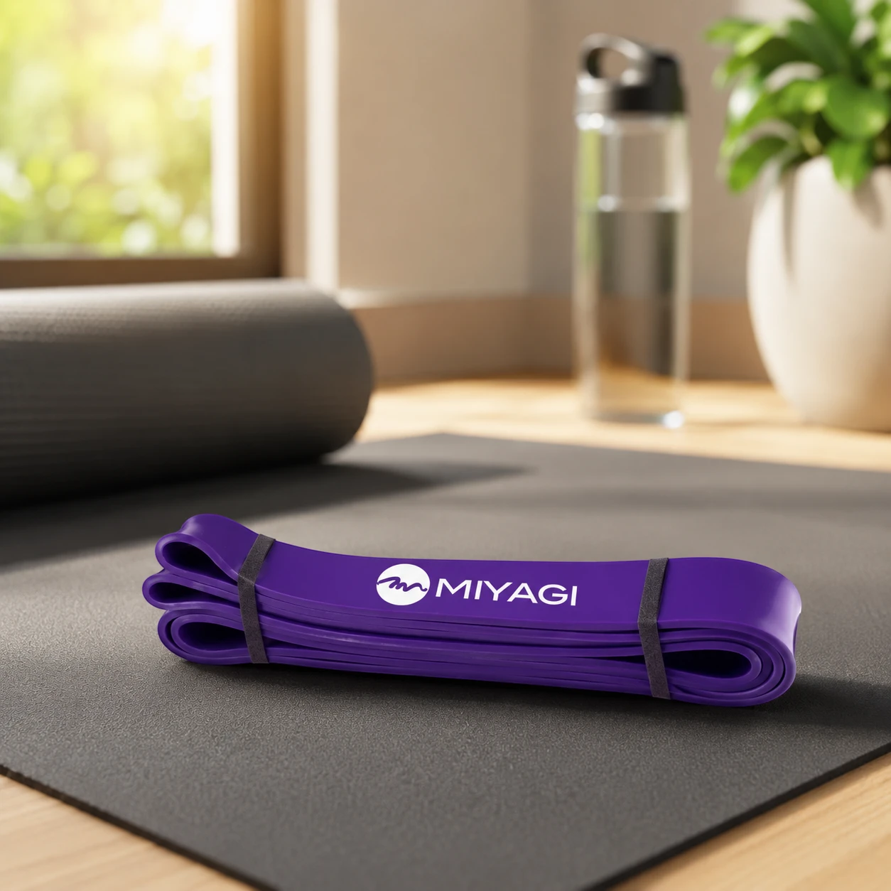 Banda de resistencia Miyagi Power Band morada de 32 mm sobre una colchoneta de ejercicio