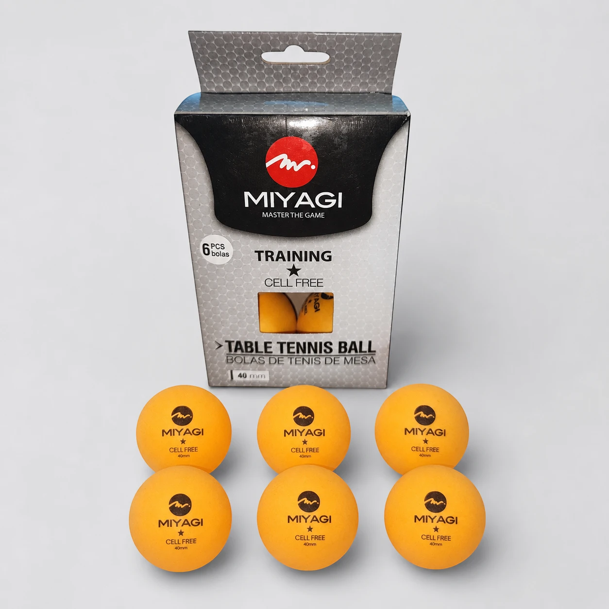 Seis bolas naranjas Miyagi Training de 40 mm junto a su caja de tenis de mesa.