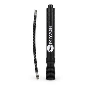 Bomba de inflar Miyagi de doble acción 6 pulgadas con manguera sobre fondo blanco