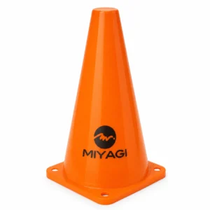 Cono plástico Miyagi de 23 cm naranja con base cuadrada sobre fondo blanco
