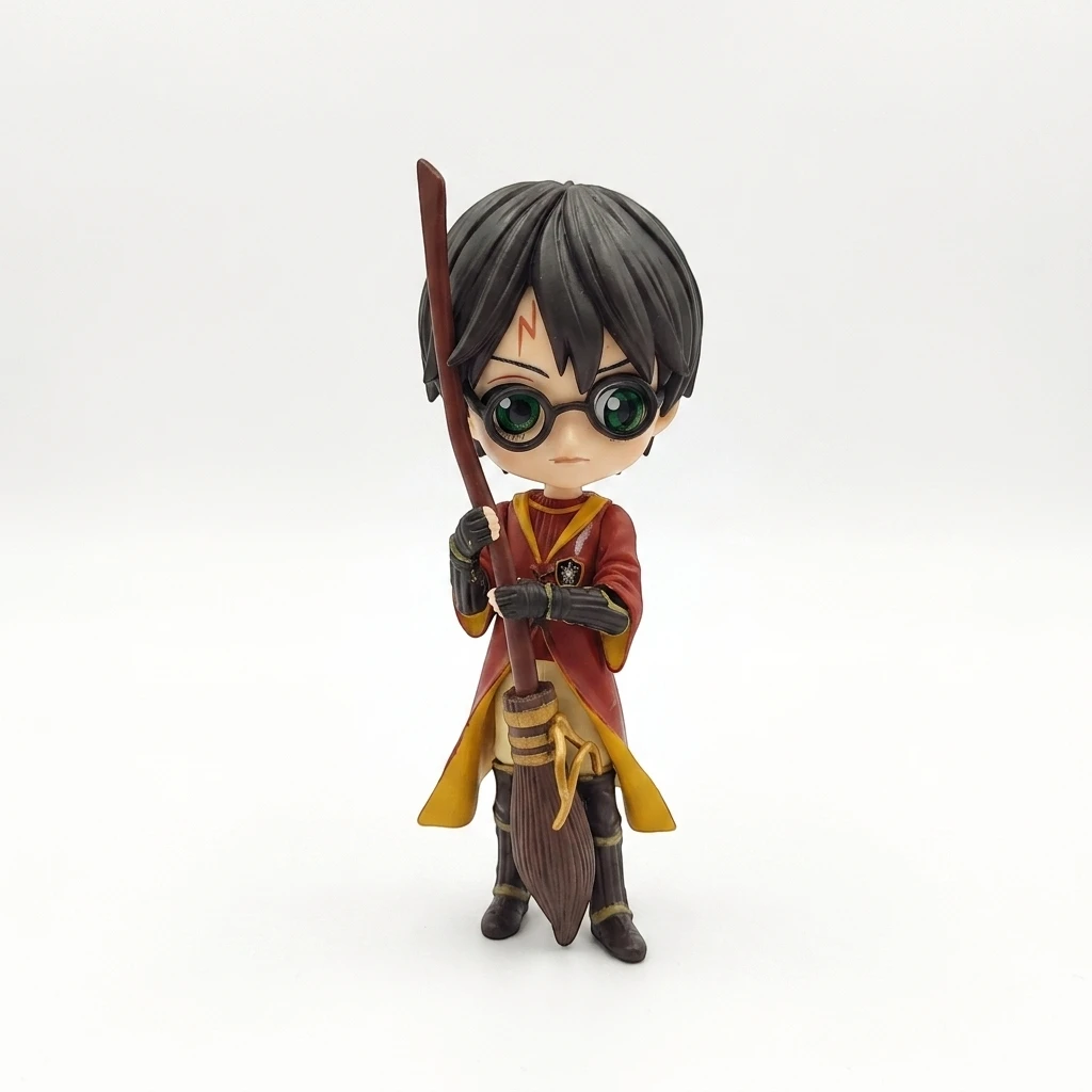 Figura Harry Potter Quidditch con escoba, uniforme rojo y base sobre fondo blanco.