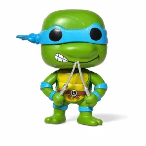 Figura de Donatello Tortugas Ninja con antifaz morado y bastón sobre fondo blanco.