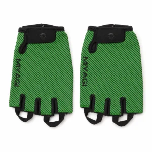 Par de guantes deportivos Miyagi 018731 negros y verdes sobre fondo blanco