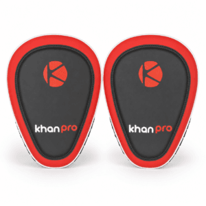 Par de manoplas de boxeo Khanpro PU 915 negro y rojo en vista frontal