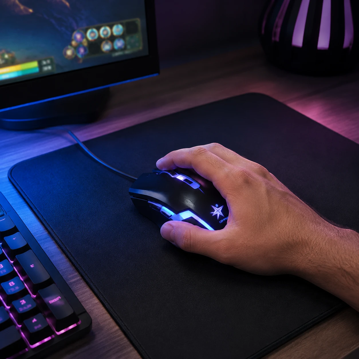 Persona utilizando el mouse gamer Star Tec ST-G713 negro en un computador