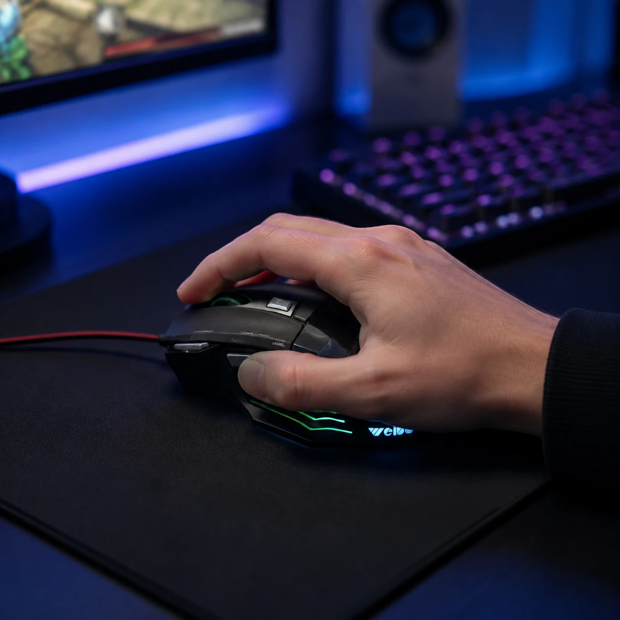 Mouse gamer Weibo X7 RGB en uso sobre escritorio para gaming