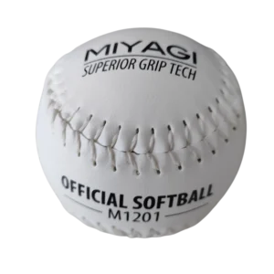 Bola de Softball Miyagi COR .47 P.U. color blanco con costuras reforzadas y excelente agarre para entrenamiento y competencia.