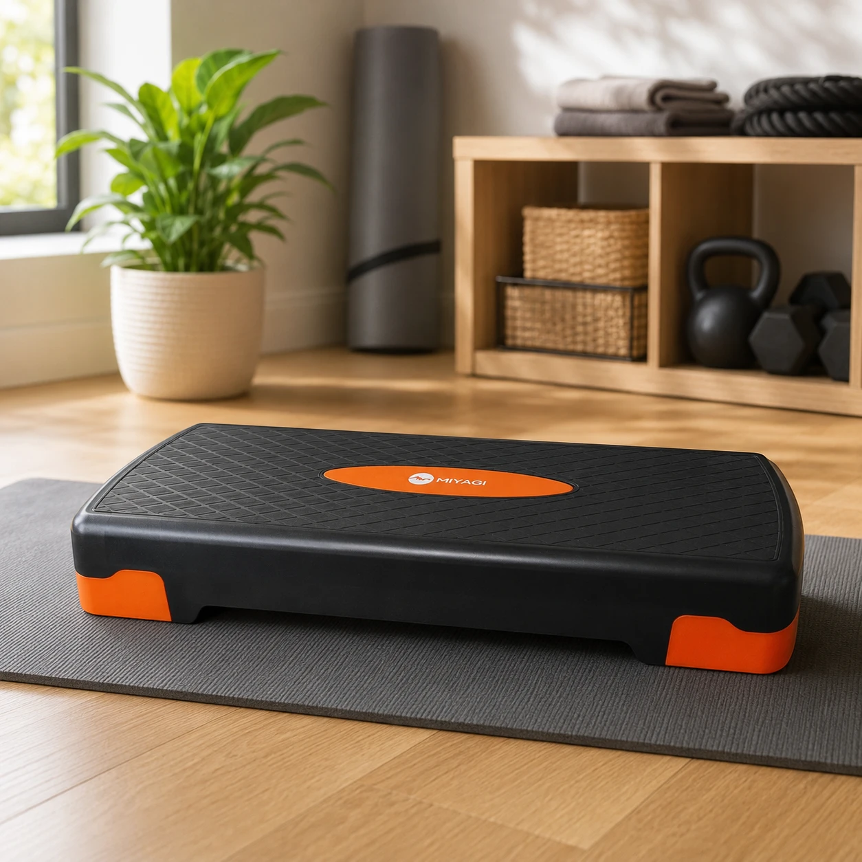 Step para aeróbicos Miyagi de 15 cm en una zona de entrenamiento en casa