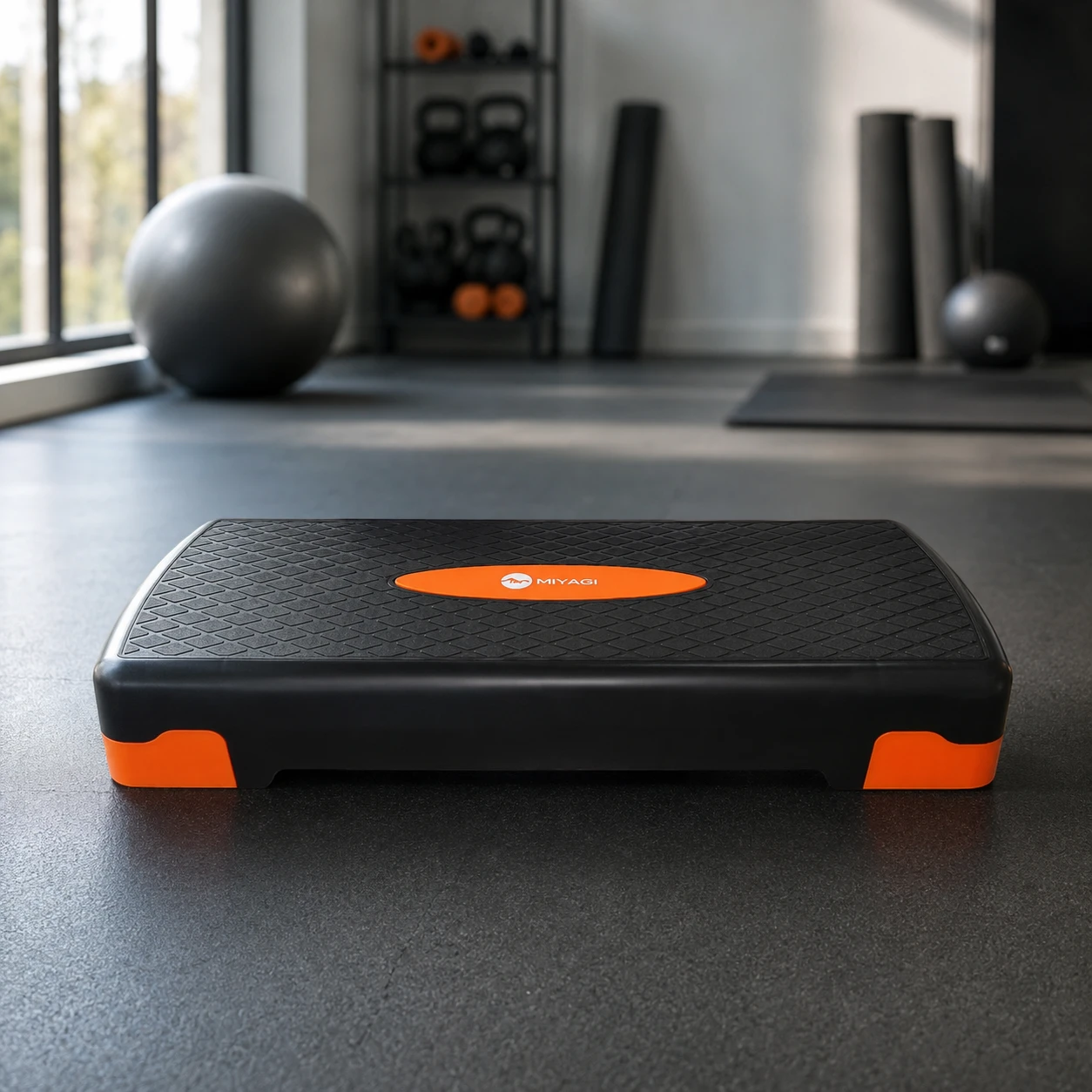 Step para aeróbicos Miyagi de 15 cm en un gimnasio con piso deportivo