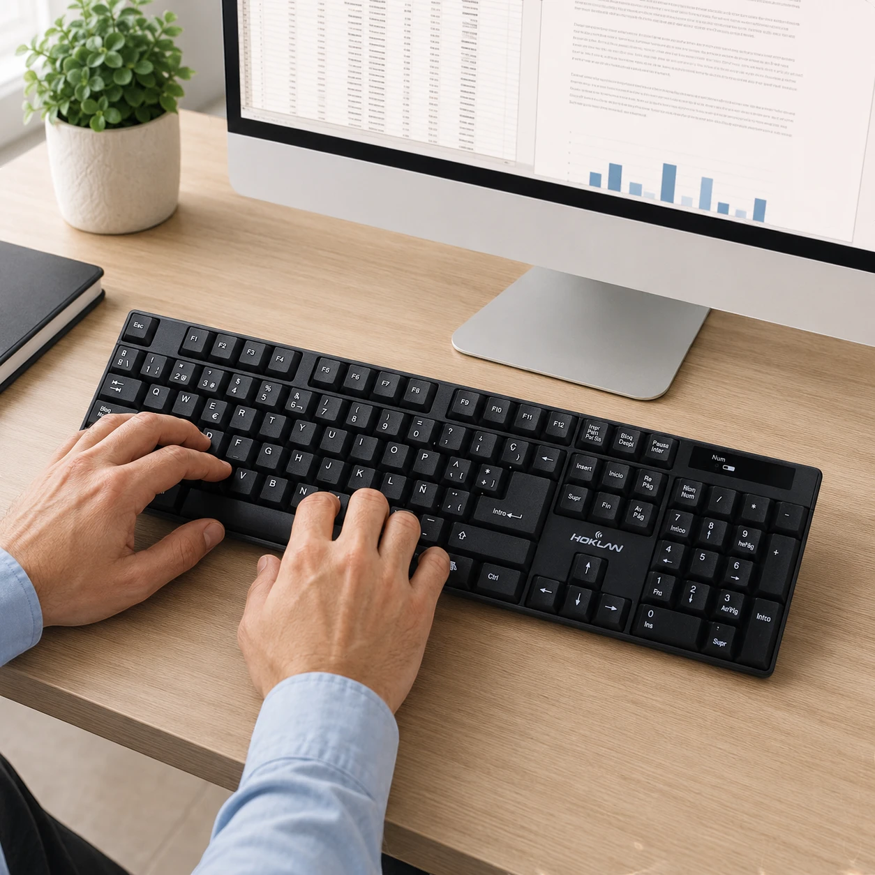 Teclado inalámbrico Hoklan HK-WK-2645 en uso con computador