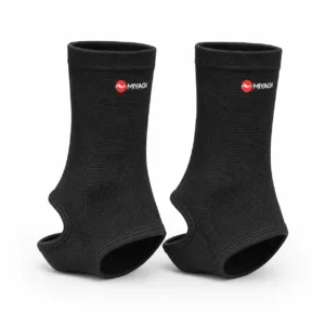 Par de tobilleras elásticas Miyagi M6908 negras con talón y dedos abiertos.