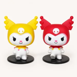 Colección Kuromi de dos figuras en colores amarillo y rojo con bases negras.