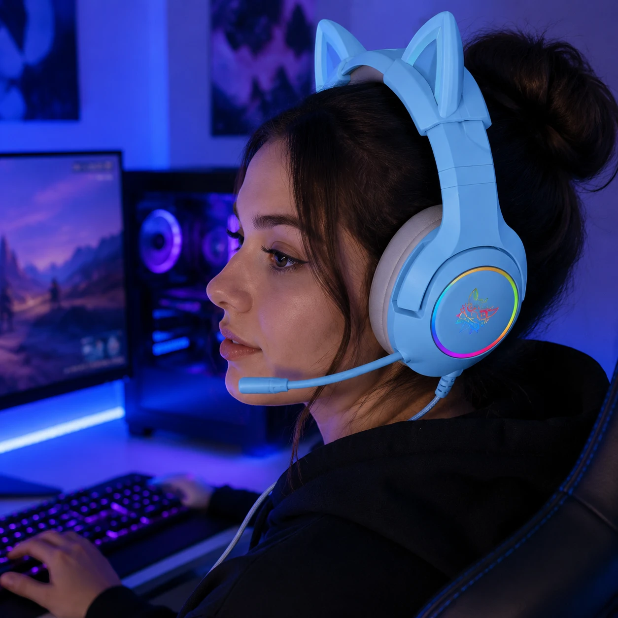 Persona usando la Diadema Gamer Onikuma K9 azul con orejas de gato y micrófono