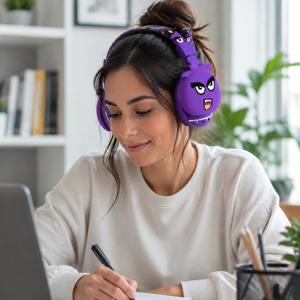 Mujer adulta usando diadema monstruo YLFS-09BT morada
