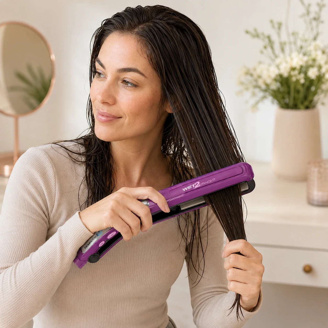 Mujer usando plancha Remington Wet2Straight sobre cabello húmedo secado con toalla