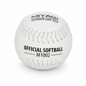 Bola de softball Miyagi COR 44 PVC blanca modelo M1002 sobre fondo blanco