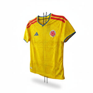 Camiseta amarilla para hombre inspirada en los colores de Colombia, diseño deportivo de manga corta y cuello en V, ideal para aficionados al fútbol y uso casual.