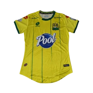 Camiseta Atlético Bucaramanga amarilla para hombre con detalles verdes, diseño deportivo inspirado en el equipo leopardo y patrocinio Pool.