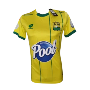 Camiseta Atlético Bucaramanga amarilla para hombre con detalles verdes y diseño inspirado en el equipo leopardo, ideal para aficionados del fútbol colombiano.