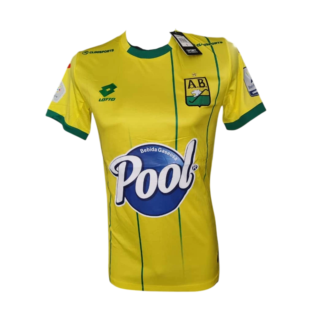 Camiseta Atlético Bucaramanga amarilla para hombre con detalles verdes y diseño inspirado en el equipo leopardo, ideal para aficionados del fútbol colombiano.