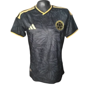 Camiseta Colombia negra con detalles dorados para hombre, diseño premium inspirado en la pasión futbolera colombiana.
