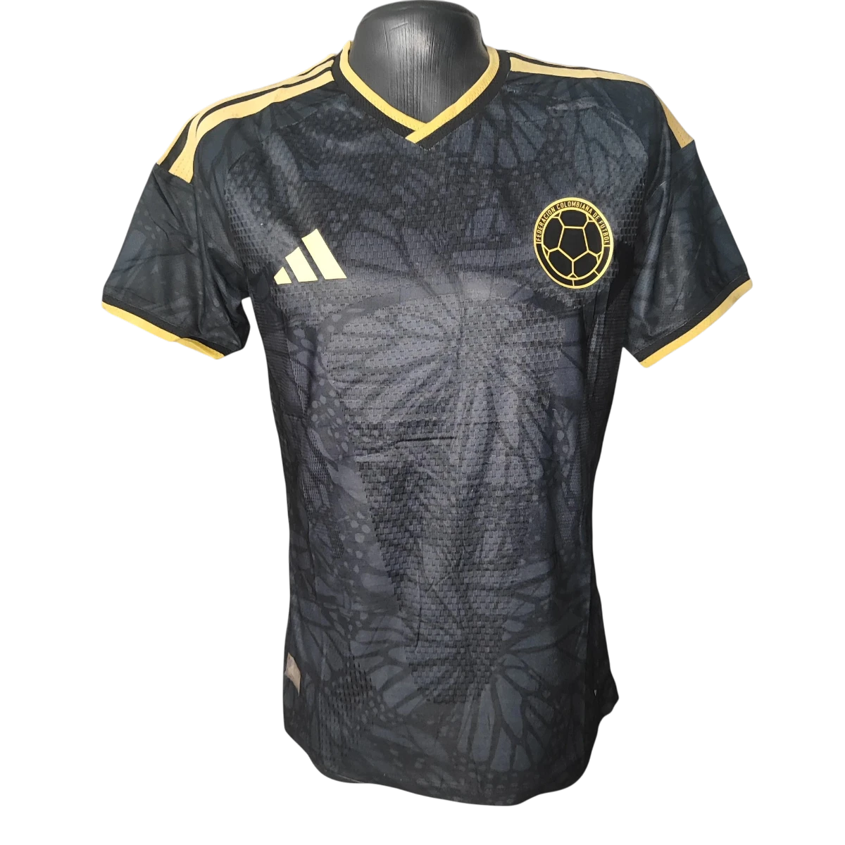 Camiseta Colombia negra con detalles dorados para hombre, diseño premium inspirado en la pasión futbolera colombiana.