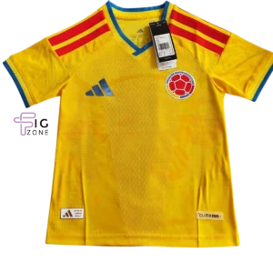 Camiseta Colombia infantil amarilla para niño con detalles en azul y rojo, diseño deportivo inspirado en la pasión futbolera colombiana.