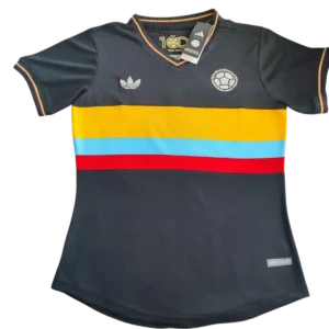 Camiseta Colombia retro para mujer color negro con franja tricolor amarilla, azul y roja, diseño inspirado en la edición especial 100 años.