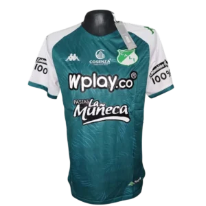 Camiseta Deportivo Cali para hombre color verde y blanco con diseño deportivo moderno, ideal para aficionados del fútbol colombiano.