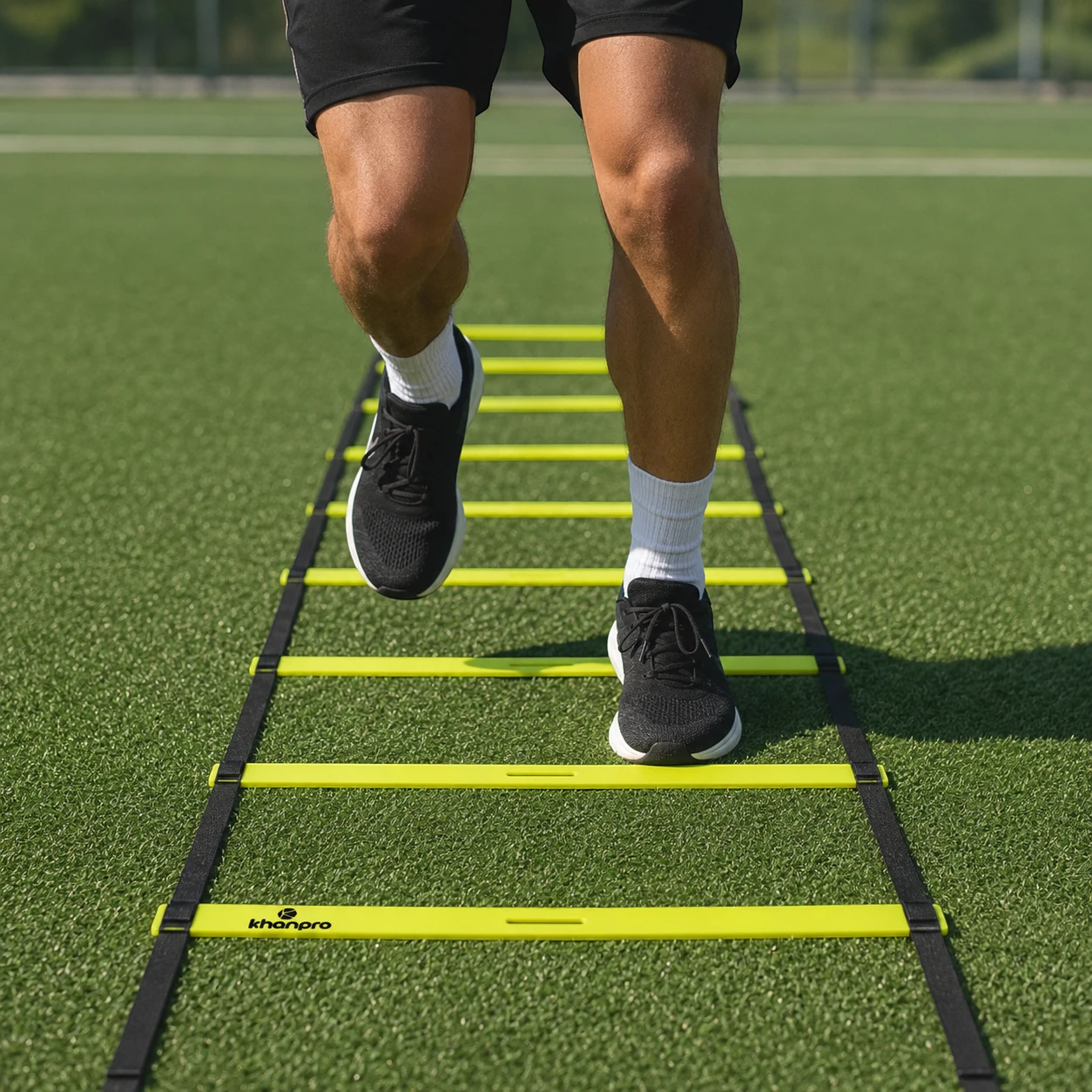Deportista realizando un ejercicio de coordinación con escalera de agilidad Khanpro sobre cancha sintética