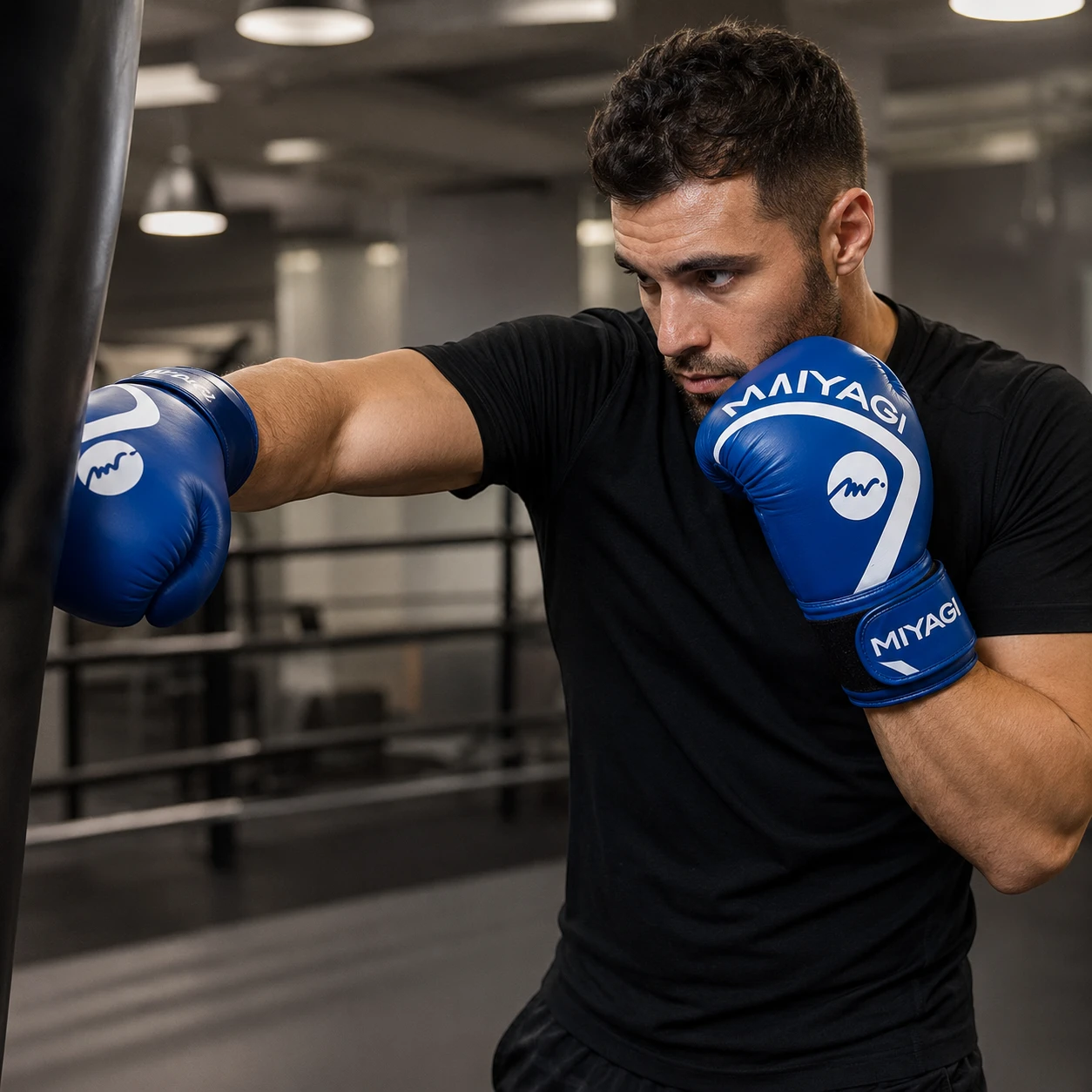 Deportista entrenando con guantes de boxeo Miyagi 14 oz azules