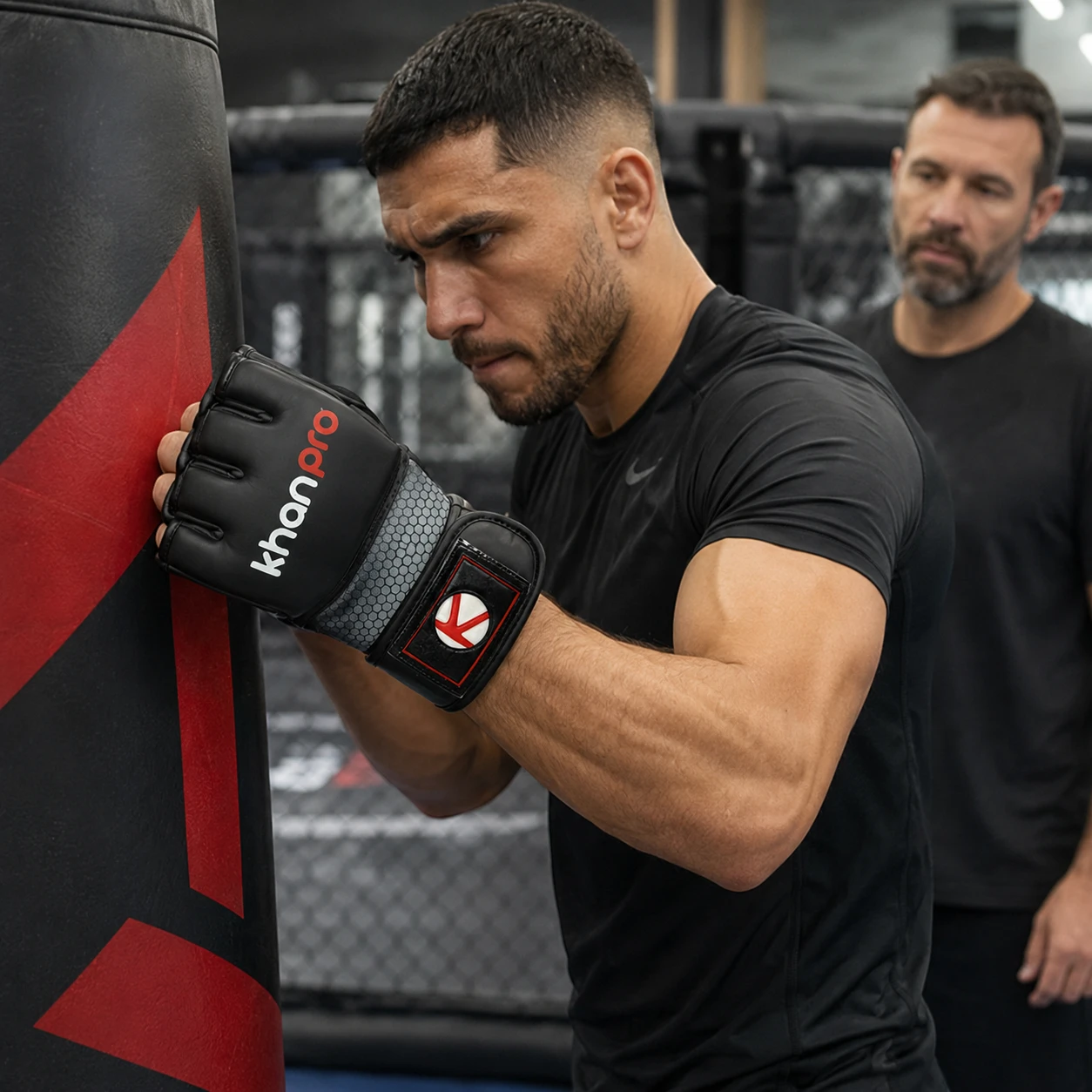 Deportista usando guantes MMA Khanpro durante entrenamiento supervisado
