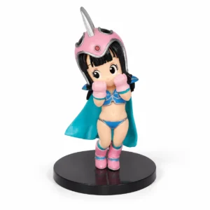 Figura Chi-Chi niña Dragon Ball con casco rosado, capa azul y base negra sobre fondo blanco