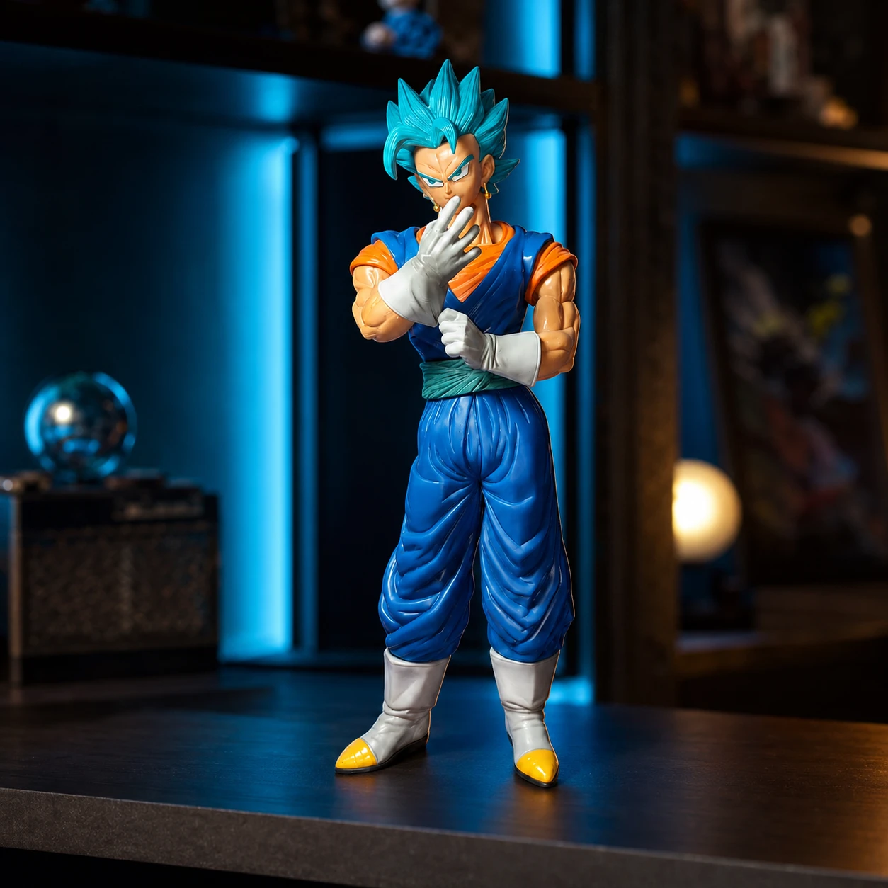 Figura Vegito Blue Dragon Ball Super exhibida en vitrina con iluminación azul