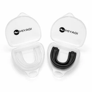 Protectores bucales Miyagi negro y transparente dentro de sus estuches individuales